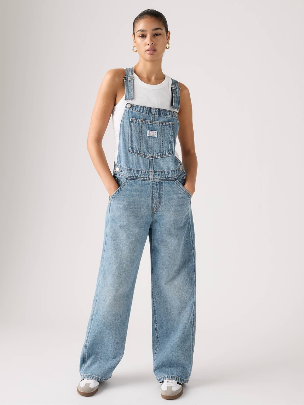 ☀️ Levi’s ☀️ medium wash baggy overalls
